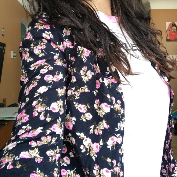 CUTE Floral button down 🌸 - Picture 2 of 6